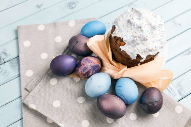 Paskalya bayramı için şenlikli pasta. Lezzetli tatlı pasta. Açık mavi tahtalardan yapılmış bir masada bir pasta. Paskalya temalı hayat.