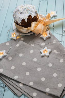 Paskalya bayramı için şenlikli pasta. Lezzetli tatlı pasta. Açık mavi tahtalardan yapılmış bir masada bir pasta. Paskalya temalı hayat.