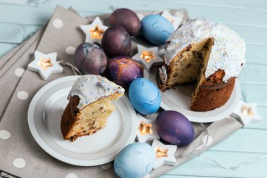 Elle boyanmış tavuk yumurtası. Paskalya tatiline hazırlanıyorum. Doğal ürün. Şenlik havası. Renkli yumurtalar.