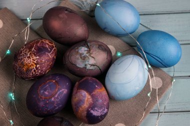 Elle boyanmış tavuk yumurtası. Paskalya tatiline hazırlanıyorum. Doğal ürün. Şenlik havası. Renkli yumurtalar.
