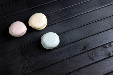 Ahşap bir arka planda renkli tatlı marşmelovları. Hava şekerlemeleri. Şekerleme. Tatlı marshmallow kurabiyelerinin arka planı.