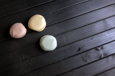 Ahşap bir arka planda renkli tatlı marşmelovları. Hava şekerlemeleri. Şekerleme. Tatlı marshmallow kurabiyelerinin arka planı.