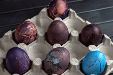 Paskalya bayramı için renkli tavuk yumurtası. Arka arkaya boyanmış yumurtalar. Durgun yumurta hayatı.