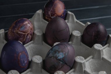 Paskalya bayramı için renkli tavuk yumurtası. Arka arkaya boyanmış yumurtalar. Durgun yumurta hayatı.