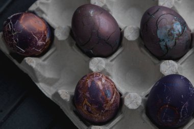 Paskalya bayramı için renkli tavuk yumurtası. Arka arkaya boyanmış yumurtalar. Durgun yumurta hayatı.