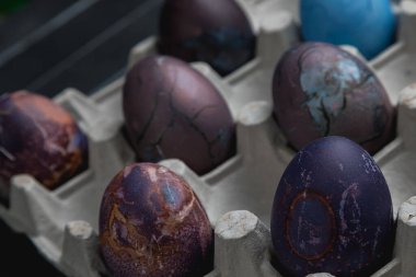 Paskalya bayramı için renkli tavuk yumurtası. Arka arkaya boyanmış yumurtalar. Durgun yumurta hayatı.