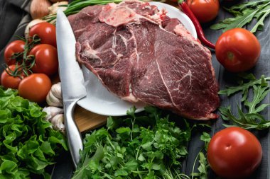 Sulu bir parça taze et. Et ve sebze. Et pişiriyorum. Bir şef bıçağı. Dengeli diyet. Kırmızı et.