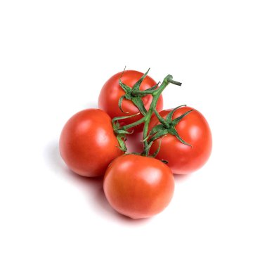 Beyaz arka planda yeşil yapraklı birkaç taze domates. Sulu kırmızı domatesler. Olgun sebzeler. Organik ürün.