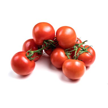 Beyaz arka planda yeşil yapraklı birkaç taze domates. Sulu kırmızı domatesler. Olgun sebzeler. Organik ürün.
