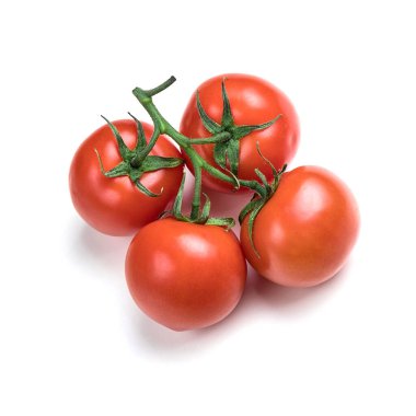 Beyaz arka planda yeşil yapraklı birkaç taze domates. Sulu kırmızı domatesler. Olgun sebzeler. Organik ürün.
