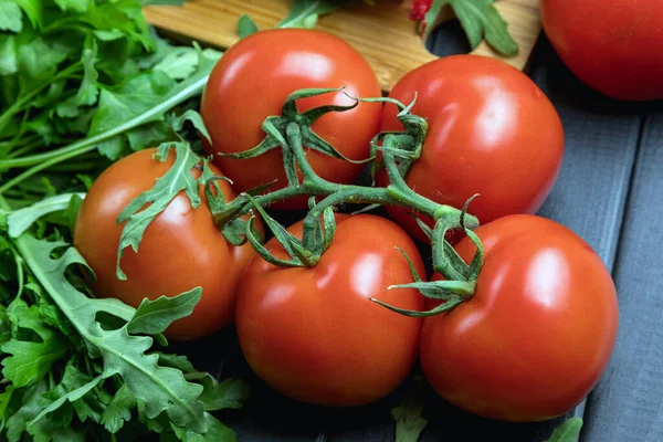 Tomates Rojos Deliciosos Maduros Sobre Fondo Hierbas Verdes Producto Ecológico — Foto de Stock