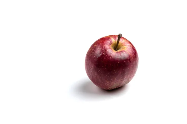 Ein Reifer Roter Apfel Isoliert Auf Weißem Hintergrund Bioprodukt Die — Stockfoto