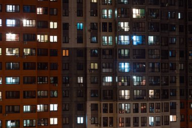 Butovo Park, Moskova 'nın Leninsky bölgesi, Rusya-2020. Sayısız konut binası olan bir bölge. Banliyöler. Banliyöde ışıklar altında bir kasaba. Pencerelerde çok renkli bir ışık var. Şehirde akşam..