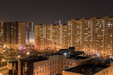 Butovo Park, Moskova 'nın Leninsky bölgesi, Rusya-2020. Tüm cadde, çok sayıda konut binası olan yeni inşa edilmiş bir inşaat alanında yer alıyor. Banliyöler. Banliyö şehri ışıklarıyla.