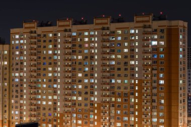 Butovo Park, Moskova 'nın Leninsky bölgesi, Rusya-2020. Tüm cadde, çok sayıda konut binası olan yeni inşa edilmiş bir inşaat alanında yer alıyor. Banliyöler. Banliyö şehri ışıklarıyla.