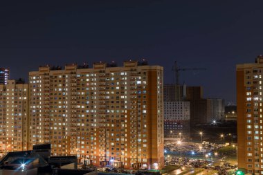 Butovo Park, Moskova 'nın Leninsky bölgesi, Rusya-2020. Tüm cadde, çok sayıda konut binası olan yeni inşa edilmiş bir inşaat alanında yer alıyor. Banliyöler. Banliyö şehri ışıklarıyla.