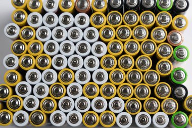 Bataryalar birbirine yakın duruyor ve çok güzel bir zemin oluşturuyor. Seçici odaklanma. Kenarlarında sanatsal bulanıklık var. Enerji kaynağı. Örnekler. Bir sürü AA pili var..