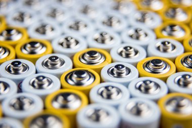 Çok sayıda eski AA pilleri. Piller kare şeklinde dizilmiştir. Bataryalar çok güzel bir zemin oluşturuyor. Çeşitli güç kaynakları. Batarya dizilimi bir sırada.