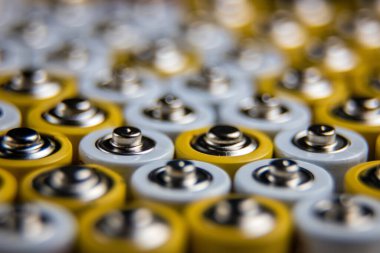 Çok sayıda eski AA pilleri. Piller kare şeklinde dizilmiştir. Bataryalar çok güzel bir zemin oluşturuyor. Çeşitli güç kaynakları. Batarya dizilimi bir sırada.