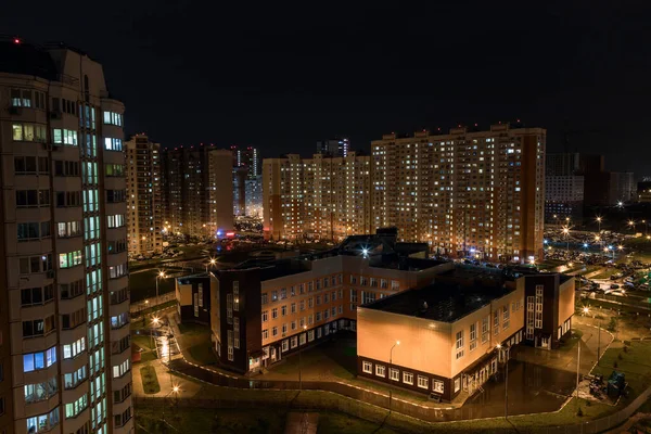 俄罗斯 莫斯科地区列宁斯基区 布托沃公园 一个有许多住宅建筑的区域 Suburbs 郊区城镇灯火通明 窗户里五彩斑斓的灯光 城市的夜晚 — 图库照片