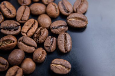 Kahve çekirdekleri yakın plan. Güzel bir kahve fonu. Sanatsal bulanıklık.