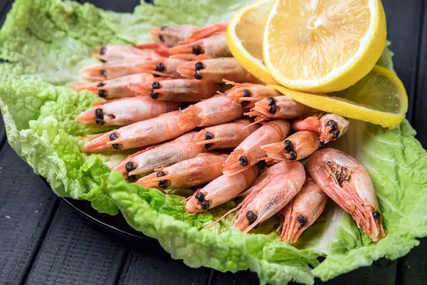 Prato Camarão Folhas Alface Limão Fatiado Frutos Mar Uma Mesa — Fotografia de Stock