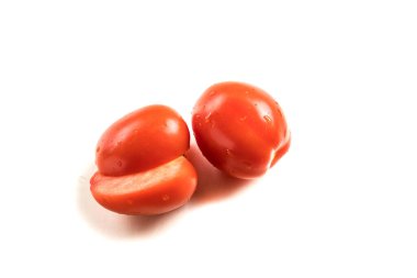 Beslenme yemeği. Vejetaryenlik. Domates beyaz arka planda izole edilmiş. Kesme Yolu