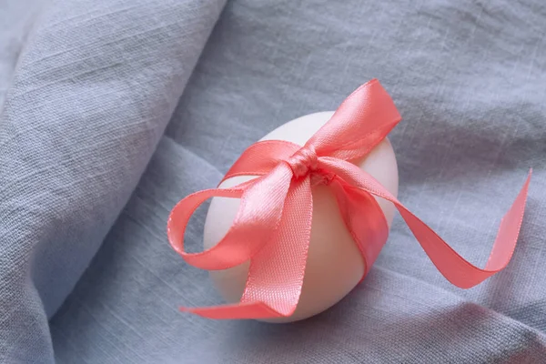 Huevo Blanco Pascua Con Cinta Rosa Sobre Fondo Azul Feliz — Foto de Stock
