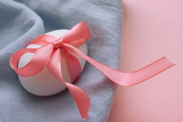 Huevo Blanco Con Cinta Rosa Sobre Fondo Rosa Azulado Idea — Foto de Stock