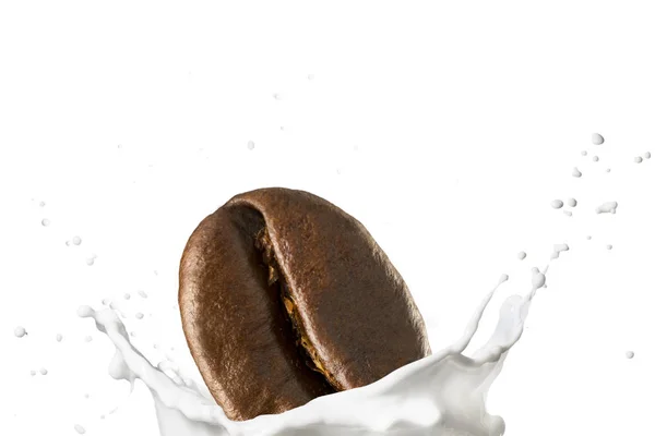 Kopi kacang percikan menjadi susu — Stok Foto