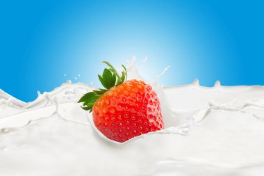 çilekli süt sıçrama ile