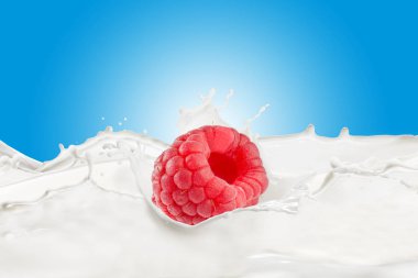 Süt sıçrama ile Ahududu