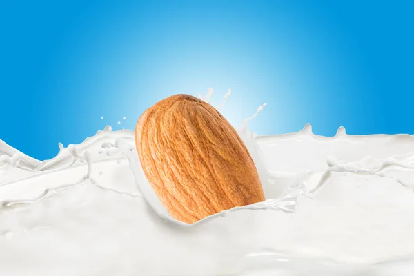 Färsk mandel med mjölk Splash — Stockfoto