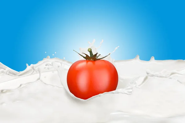 Свежий помидор с молочным всплеском — стоковое фото