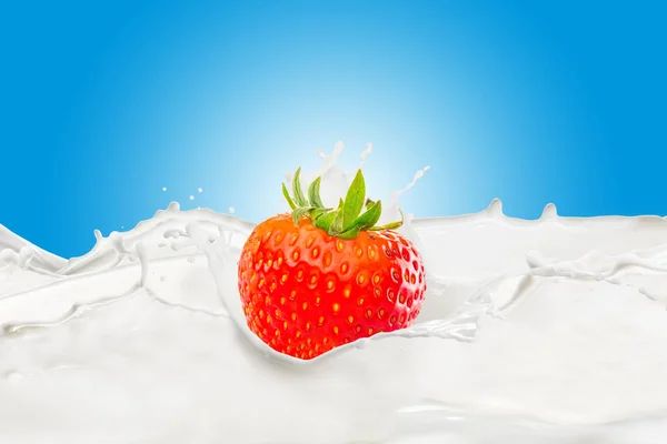 Strawberry With Milk Splash — Stock Photo, Image