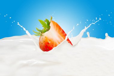 Süt serpilmiş çilek.