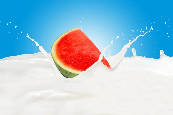 Vattenmelon i mjölk splash — Stockfoto