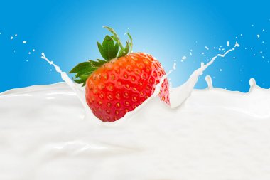 Süt serpilmiş çilek.