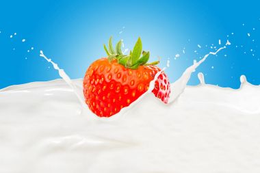 Süt serpilmiş çilek.