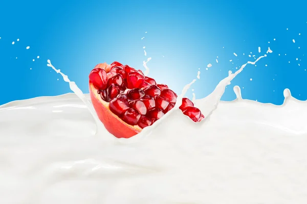 牛乳のスプラッシュのザクロ — ストック写真