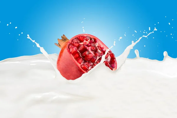 Granaatappel in melk splash — Stockfoto