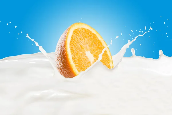 Orange im Milchspritzer — Stockfoto