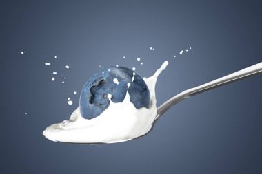 Sıçrama ile süt içine düşme yaban mersini