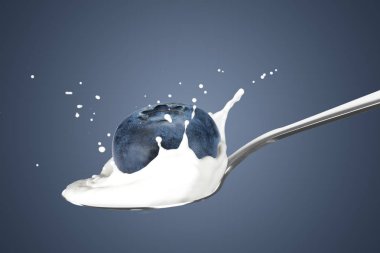 Sıçrama ile süt içine düşme yaban mersini