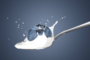 Sıçrama ile süt içine düşme yaban mersini