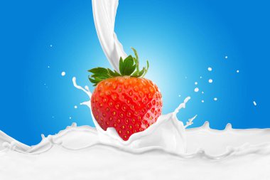 Süt serpilmiş çilek.