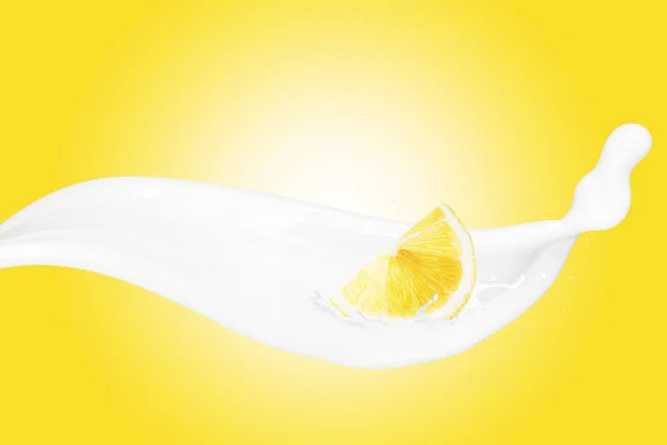 Zitrone auf Milchspritzer — Stockfoto