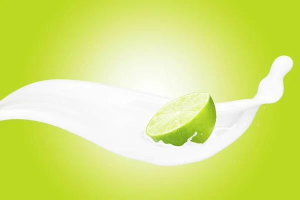 Lime su spruzzi di latte — Foto Stock