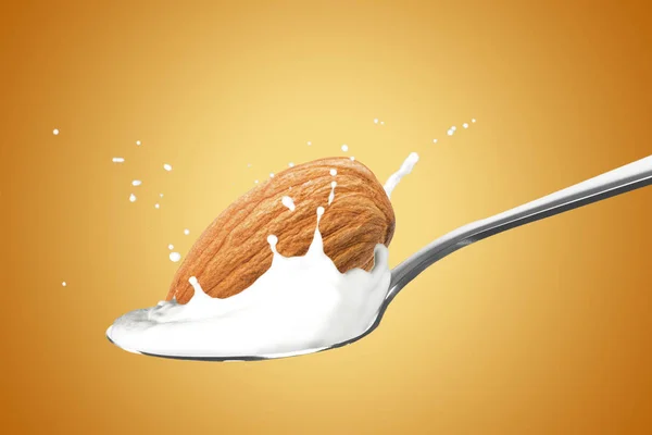 Almond falla i mjölk — Stockfoto