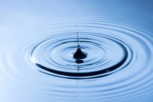 Droplets creating ripples — Stock Photo, Image